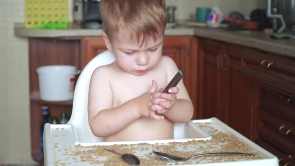 Niño jugando con guisantes y frijoles — Vídeos de Stock