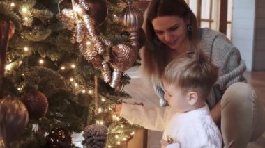 Anne ve oğlu oynuyorlar.