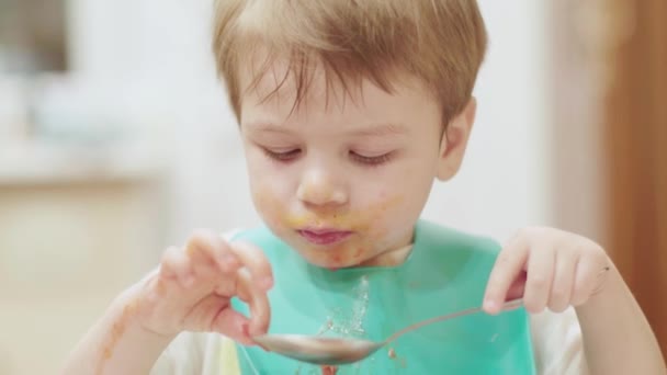 Junge isst Borschtsch-Löffel — Stockvideo