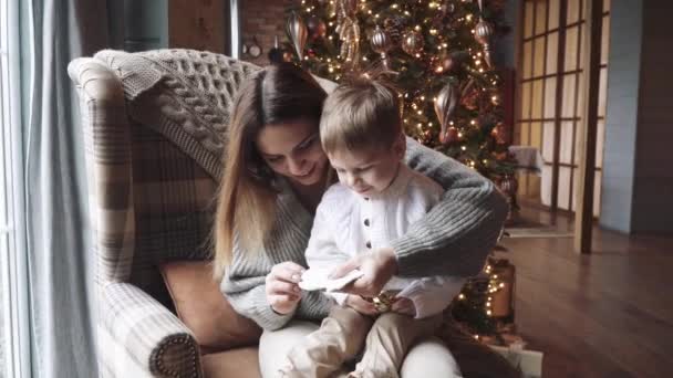 Mãe e filho em uma cadeira — Vídeo de Stock