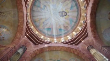 Moskova 'daki Ermeni Havari Kilisesi. Güneş ışığı, freskler ve İsa 'nın görüntüsüyle dolu tavan.