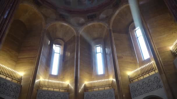 Armeense Apostolische Kerk in Moskou. Plafond met zonnestralen en fresco 's en het beeld van Jezus — Stockvideo