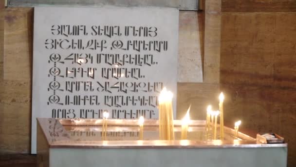 Armeniska apostoliska kyrkan i Moskva. Ljus och bönetexter på armeniska — Stockvideo