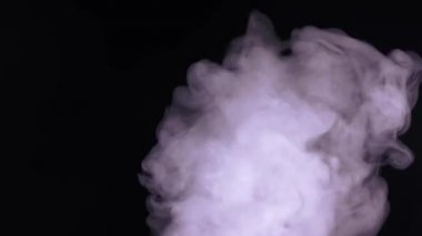 Siyah arkaplanda soyut beyaz su buharı