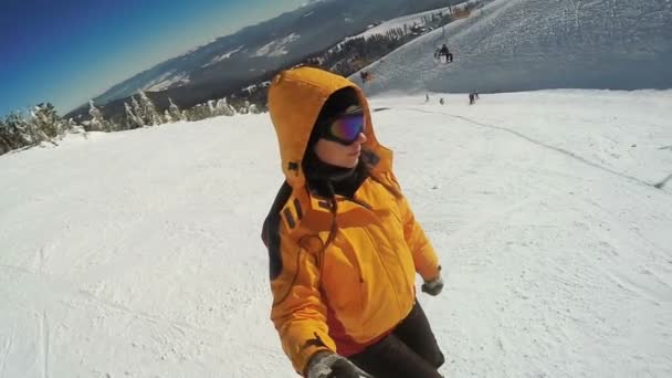 Mujer Descenso en esquís desde las montañas de nieve — Vídeos de Stock