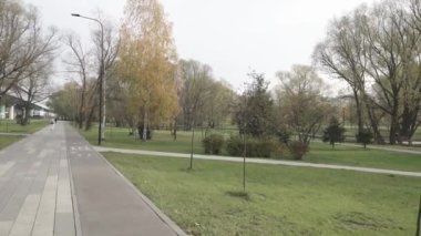 Moskova metrosu manzaralı parkta bir ara sokak.