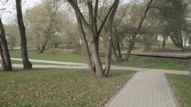 Moskova metrosu manzaralı parkta bir ara sokak.