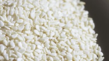 Bir yığın beyaz susam.