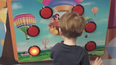 Çocuk bir müzikalin tuşlarına basıyor