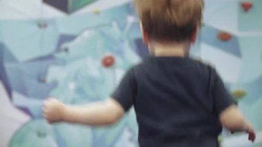 Trambolinde bir çocuk lunaparkta