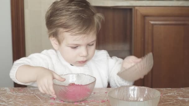 Chico en la cocina tipos — Vídeo de stock