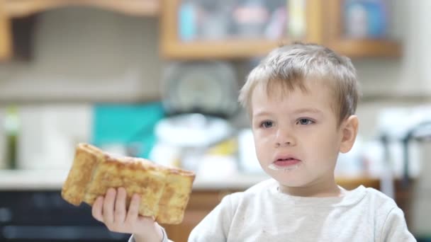 Nemocné dítě jíst tabák v kuchyni — Stock video