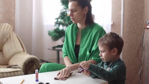 Мама і син приклеюють паперові пакети — стокове відео