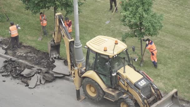 Reparação de asfalto com escavadeira e trabalhadores rodoviários — Vídeo de Stock