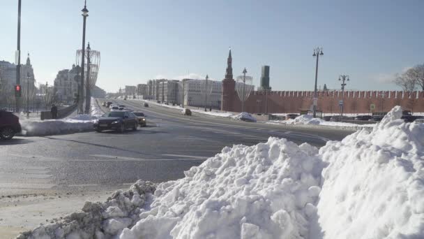 Uitzicht op de Bolsjoi Moskvoretsky brug na een zware sneeuwval van de zijkant van Zaryadye Park — Stockvideo