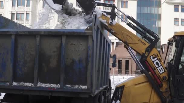 Sneeuw verwijderen door werknemers en een tractor op Manezhnaya Square na een zware sneeuwval — Stockvideo