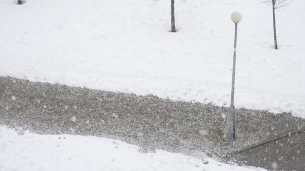 Vallende sneeuw en verwarming belangrijkste — Stockvideo