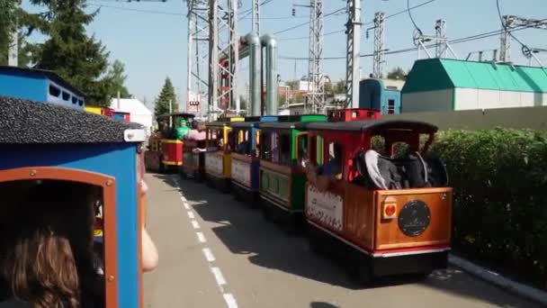 Çocuklarla buharlı oyuncak treni — Stok video