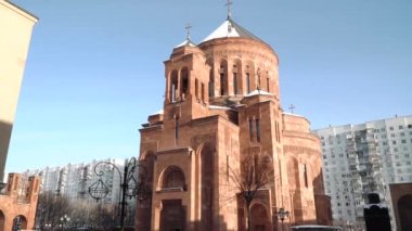 Moskova 'daki Ermeni Havari Kilisesi. Şiddetli don altında kilise binası dışarıdan görünüyor.