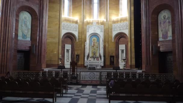 Iglesia Apostólica Armenia en Moscú. Iconostasis y cruces con iconos — Vídeo de stock