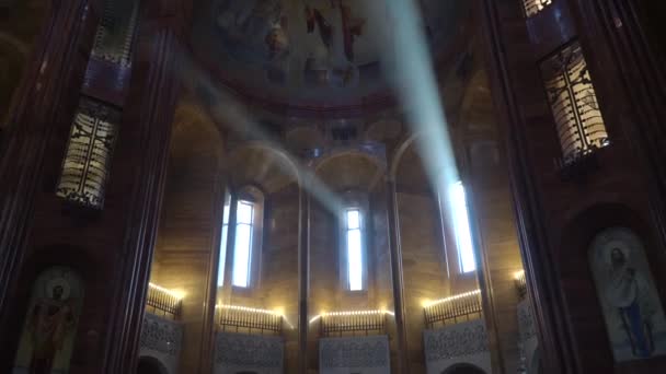 Örmény apostoli templom Moszkvában. Mennyezet napsugarak és freskók és a kép Jézus — Stock videók