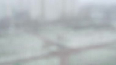 Pencerenin dışında kar yağıyor ve düşüyor