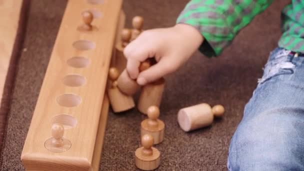 Enseñar a un niño con parálisis cerebral a trabajar — Vídeos de Stock