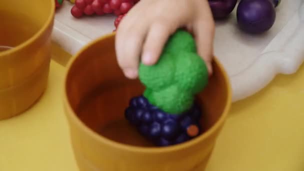Többszínű játékzöldségek és gyümölcsök lefektetése — Stock videók