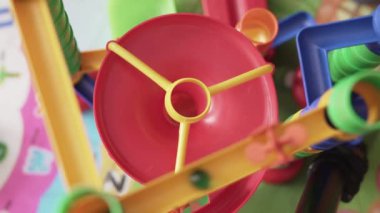 Top labirenti ve dağıtım için yuvarlak huni