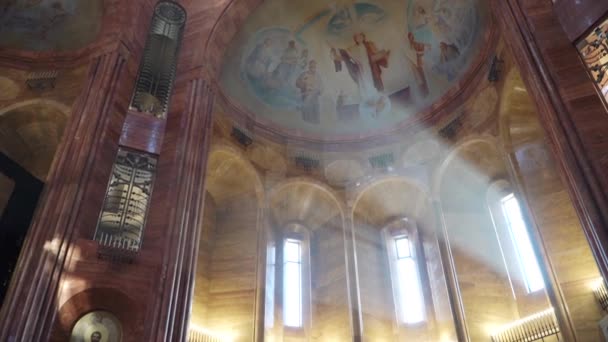 Armeniska apostoliska kyrkan i Moskva. Tak med solstrålar och fresker och bilden av Jesus — Stockvideo