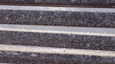 Tahta bir bankta taze kar ve dinamik bir döngü.