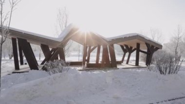 Şehir parkındaki piknikler için ahşap çardak.