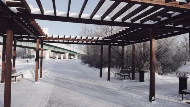 Parque de nieve con pérgolas de madera — Vídeo de stock