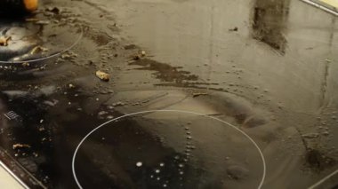 Elektrik sobasını karbondan temizliyorum.