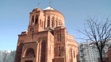 Moskova 'daki Ermeni Havari Kilisesi. Şiddetli don altında kilise binası dışarıdan görünüyor.
