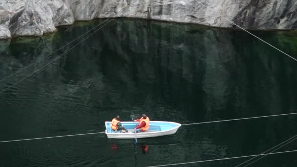 Ruskeala Dağ Parkı 'ndaki gölde bir gezi teknesinde turistler — Stok video