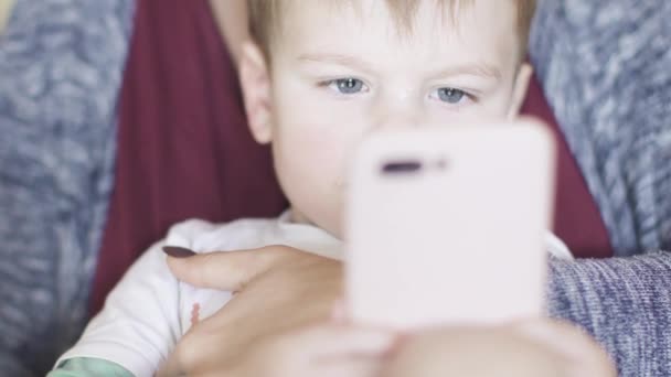Jongen Zit Zijn Moeders Armen Kijkt Naar Telefoon — Stockvideo