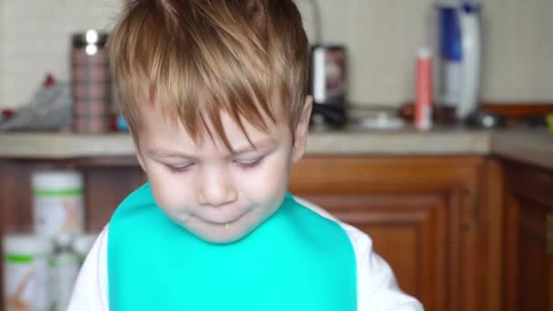 Niño Comiendo Maíz Hervido Cocina — Vídeo de stock