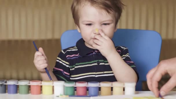 Menino criança aprende a desenhar — Vídeo de Stock