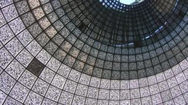 Zaryadye Parkı 'nda Qr kodları olan bir yuvarlak salon.