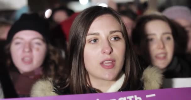 Manifestación en apoyo de la ley sobre violencia doméstica — Vídeos de Stock