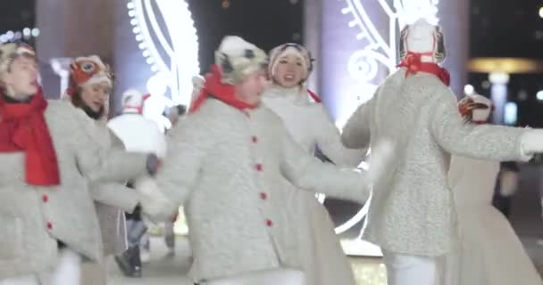 Animatori danzanti all'apertura della pista di pattinaggio principale in Russia — Video Stock