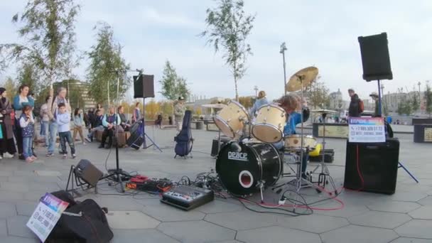 Street musicians in Zaryadye park — Stock Video