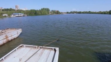 Pantone köprüsü nehrin üzerinde