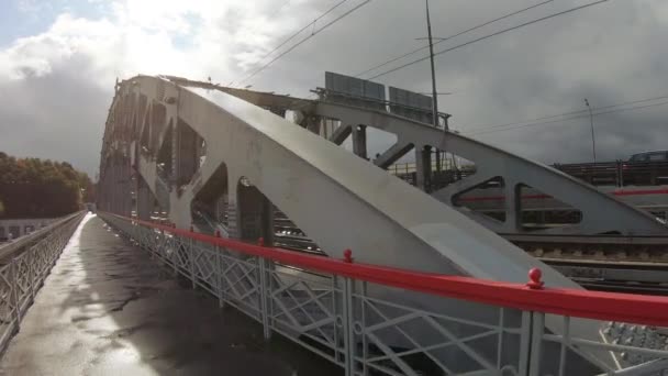 Ponte Novoandreevsky e a passagem — Vídeo de Stock