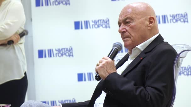 Vladimir Pozner bei der Vorstellung des Buches — Stockvideo