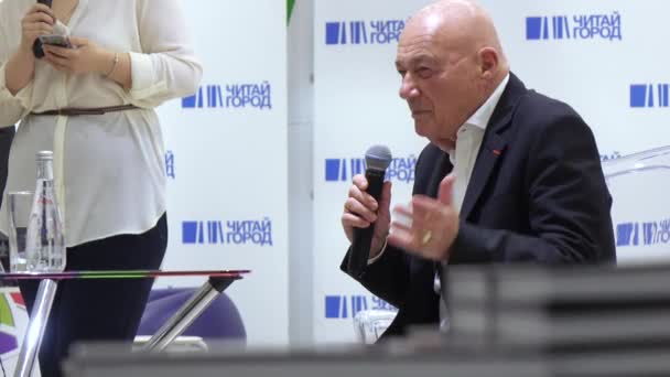 Vladimír Pozner na prezentaci knihy — Stock video