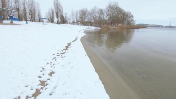 A queda de neve nos bancos — Vídeo de Stock