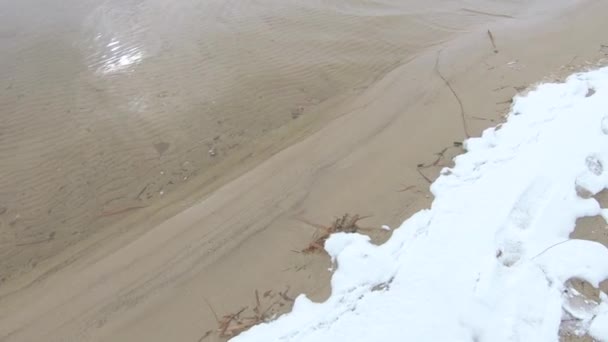 Nieve en las orillas — Vídeo de stock