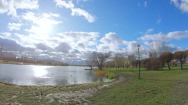 Güneşin arkasındaki gölet.
